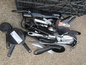 lot 9 image: B&D electric knife, measuring cups, spatula, spoons and forks