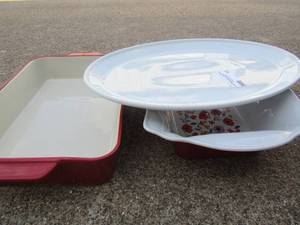 lot 11 image: 9x12 Red Crofton Stonewear oven dish with matching ceramic bread bowl and white oval platter 15x10