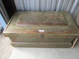 lot 1 image: WOOD TRUNK  -  Very clean solid  39 X 16 x21