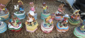 lot 253 image: HERITAGE HOUSE BEAR COLLECTION - LITTLE TRINKET LIKE BEARS  QTY 12