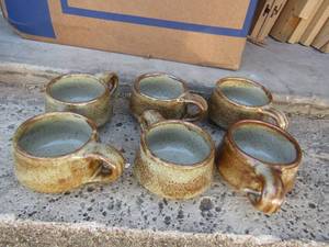 lot 254 image: SPECKLED HANDLED POTTERY 6 CUPS &  6 PLATE  BY FRIARS POTTERY AYLESFORD  ENGLAND