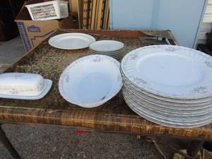 lot 258 image: GOLD STANDARD CHINA - PINK FLORAL -