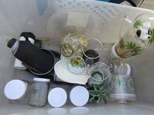 lot 260 image: 5 CLEAR GLASS CANISTERS W WHITE LIDS  TROPICAL TEA PITCHER, WINE BOTTLE HOLDER   PLUS 