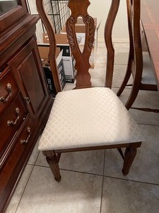 lot 232 image: 6 DINING CHAIRS  WHITE PADDED SEATS  2 CAPTAIN & 4 SIDE CHAIRS - FROM HAVERTYS - EXECELLENT CONDITION