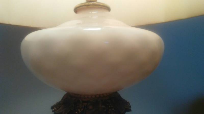 lot 21 image: Whtie Glass Lamp