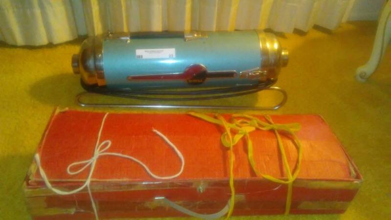 lot 23 image: 1950s Royal Vacuum Cleaner