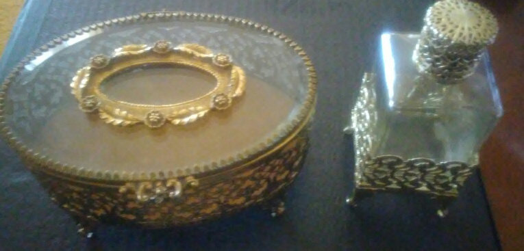 lot 44 image: Gold Jewelry box