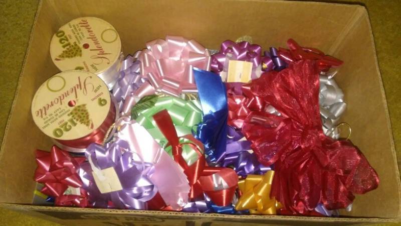 lot 57 image: Gift Bows