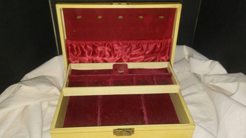 lot 81 image: Jewelry Box