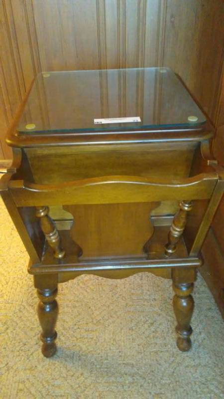 lot 73 image: Lamp Table w Magazine Rack