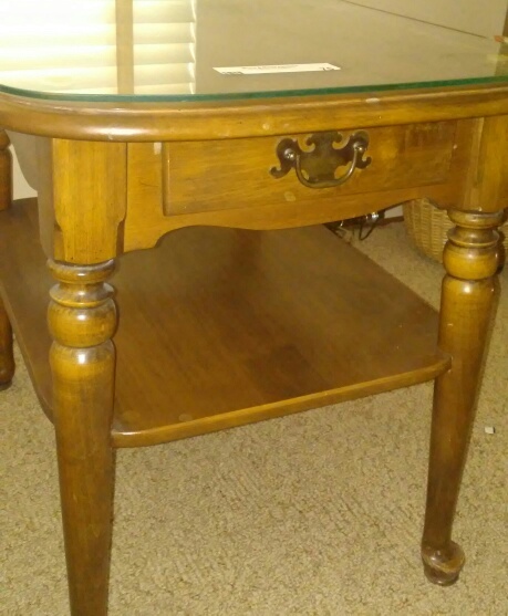 lot 75 image: End Lamp Table