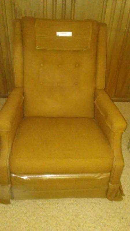 lot 77 image: Lazyboy RockerRecliner