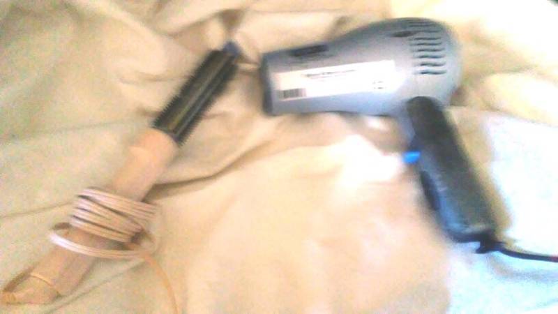 lot 122 image: Blow Dryer and Electric Comb