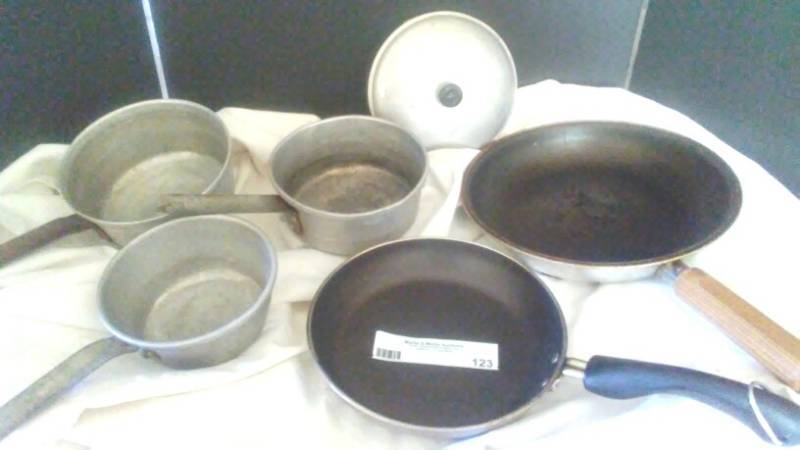 lot 123 image: Cookware