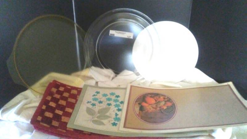 lot 127 image: Kitchen accessories