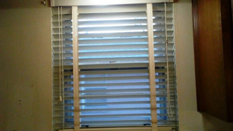lot 143 image: Venetian 2 Blinds