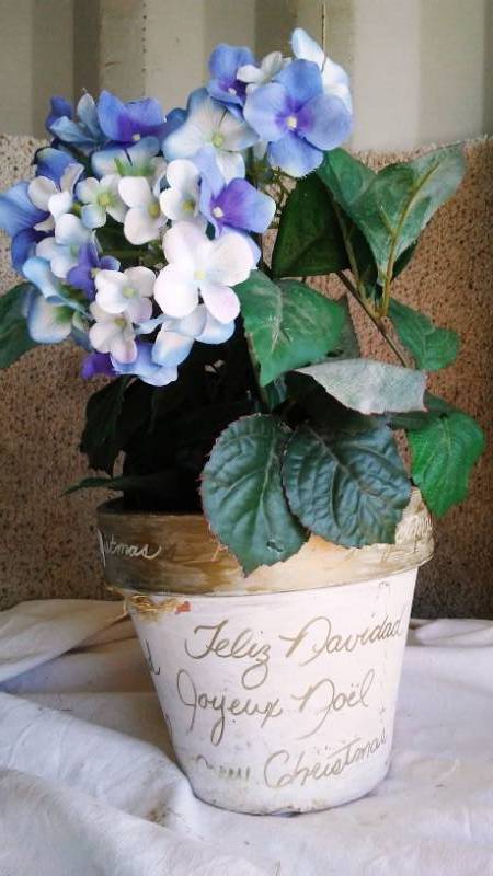 lot 158 image: Lilac xmas Flw Arrangment