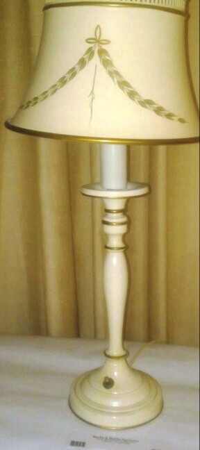 lot 35 image: Desk Lamp