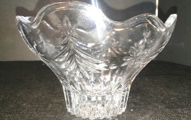 lot 9 image: Round Glass Dish