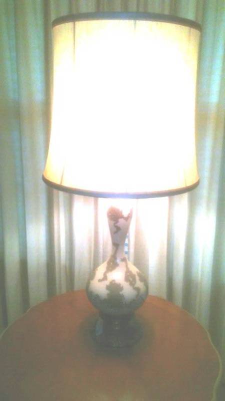 lot 24 image: 1950s Lamp IvoryGold