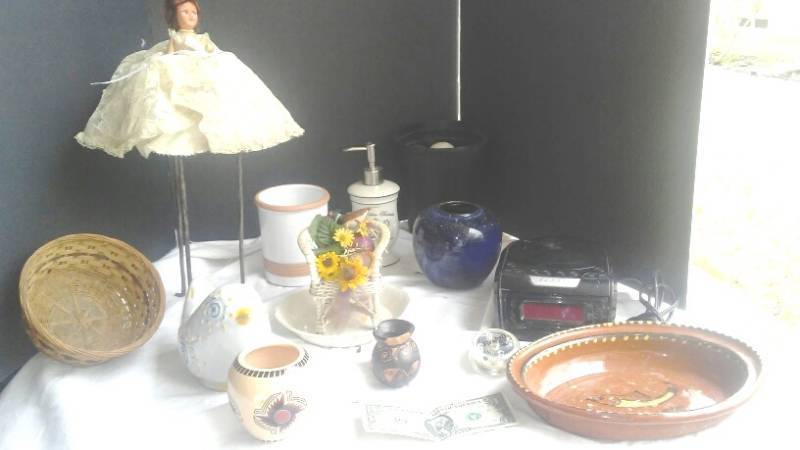 lot 170 image: Misc itemsCrafts