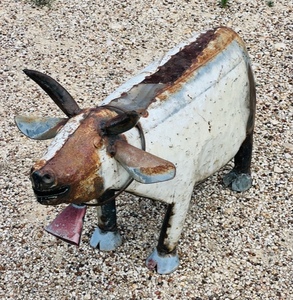 lot 2 image: Metal Cow Yard Art