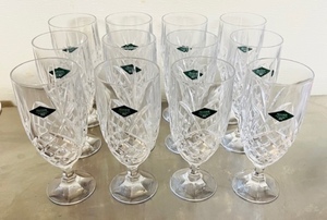 lot 18 image: 12 Shannon Crystal Designs of Ireland- Hand Crafted Lead Crystal Goblets-&nbsp With Wicker Basket