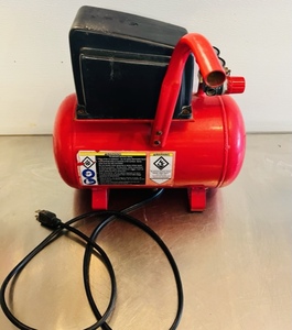 lot 30 image: Portable Central Pneumatic Air Compressor