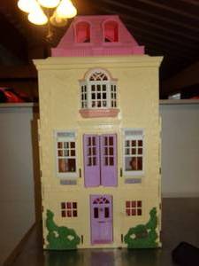 lot 41 image: Large Dollhouse - Folds out to 30 x 30