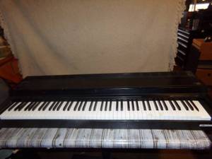 lot 99 image: Yamaha CLP-300 Vintage Keyboard