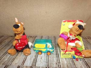 lot 100 image: Collectable Scooby Doo Mystery Machine Bank &amp Holiday Battery Operated Scooby Plushes