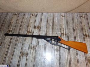 lot 101 image: Daisy Buck BB Gun With BBs Included