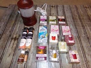 lot 113 image: Scentsy With Waxes, Oil Scents