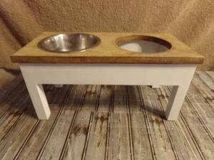 lot 115 image: Dog Food Bowl Holder with 1 Metal Dog Food Bowl