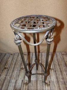 lot 183 image: Circle Iron Planter Stand For Garden
