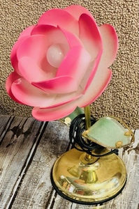 lot 209 image: Adorable Pink &amp White Flower Table Lamp