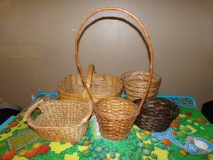 lot 213 image: 5 Various Wicker Baskets