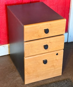 lot 93 image: 3 Drawer Chest - 25 x 21 x 16