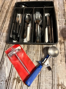 lot 237 image: Utensil Storage & Utensils included