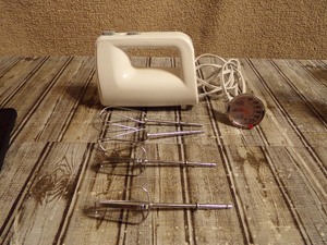 lot 246 image: Hand Mixer With Attachments & Heat Thermometer