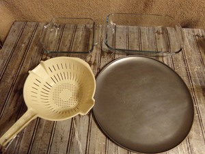 lot 248 image: Glass Anchor 8x8 & 22 x 33 Casserole Dishes, Spaghetti Strainer & Pizza Pan