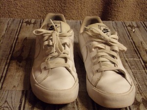 lot 275 image: White Airforce Nikes Size 10