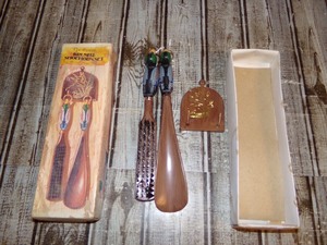 lot 294 image: Vintage Sportsman Brush & Shoe Horn Set With Wall Hanging Plaque