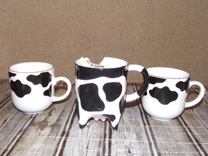 lot 277 image: 3 Piece Set - Cow Print - Chip in One Cup, Piece still present