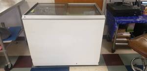 lot 5 image: Caravell Glass Top Display Freezer Cabinet, Model 335-935