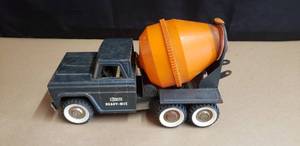 lot 10 image: Vintage Structo Ready Mix Toy Truck