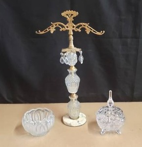 lot 21 image: Lot of 3 Crystal Pieces