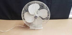 lot 23 image: Vintage GE Oscilating Fan with Metal Blades