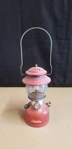 lot 26 image: Vintage 1963 Coleman Model 200A Lantern