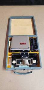 lot 27 image: Vintage Minolta Mini 35 Slide Projector Kit